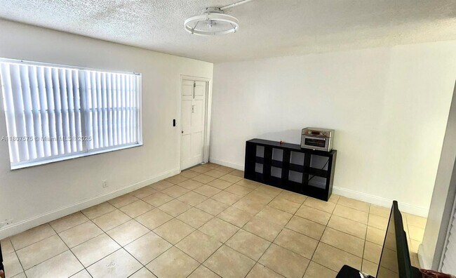 30 SE 4th Ave in Hallandale Beach, FL - Building Photo - Building Photo