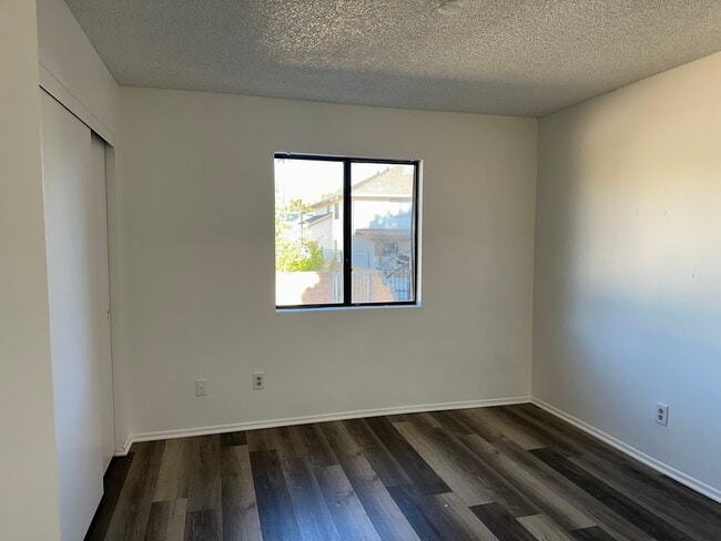 10438 Cozycroft Ave in Chatsworth, CA - Building Photo - Building Photo