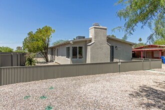 2110 N Highland Ave in Tucson, AZ - Foto de edificio - Building Photo