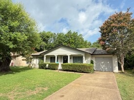 2621 Trinity St in Irving, TX - Building Photo