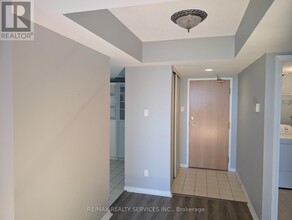 330-330 Mill St S in Brampton, ON - Building Photo - Building Photo