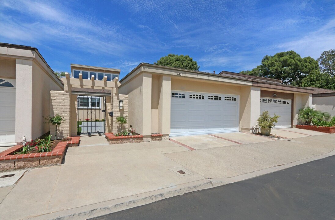 4431 Sandburg Way in Irvine, CA - Building Photo