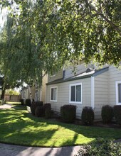 6285 Jacinto Ave in Sacramento, CA - Foto de edificio - Building Photo