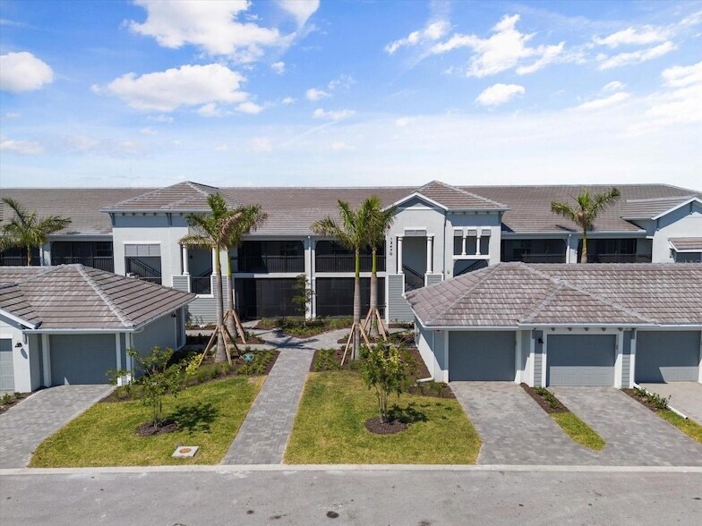 12470 Wellen Golf St, Unit 205 in Venice, FL - Building Photo