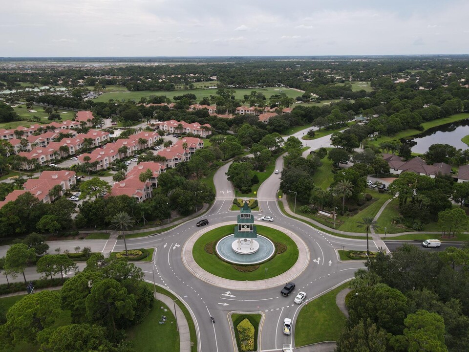 9939 Perfect Dr in Port St. Lucie, FL - Foto de edificio