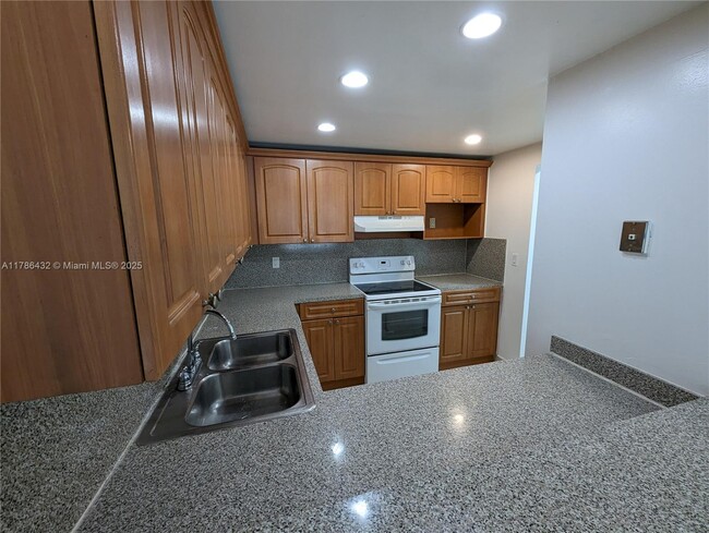 6960 Miami Gardens Dr in Hialeah, FL - Building Photo - Building Photo