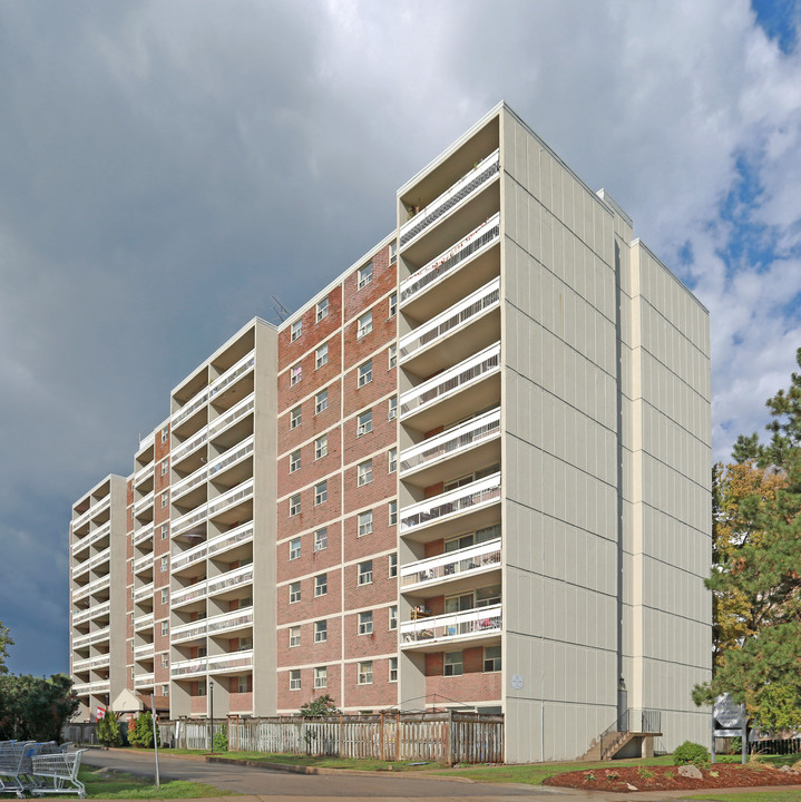 Centenial Place 1 in St Catharines, ON - Building Photo