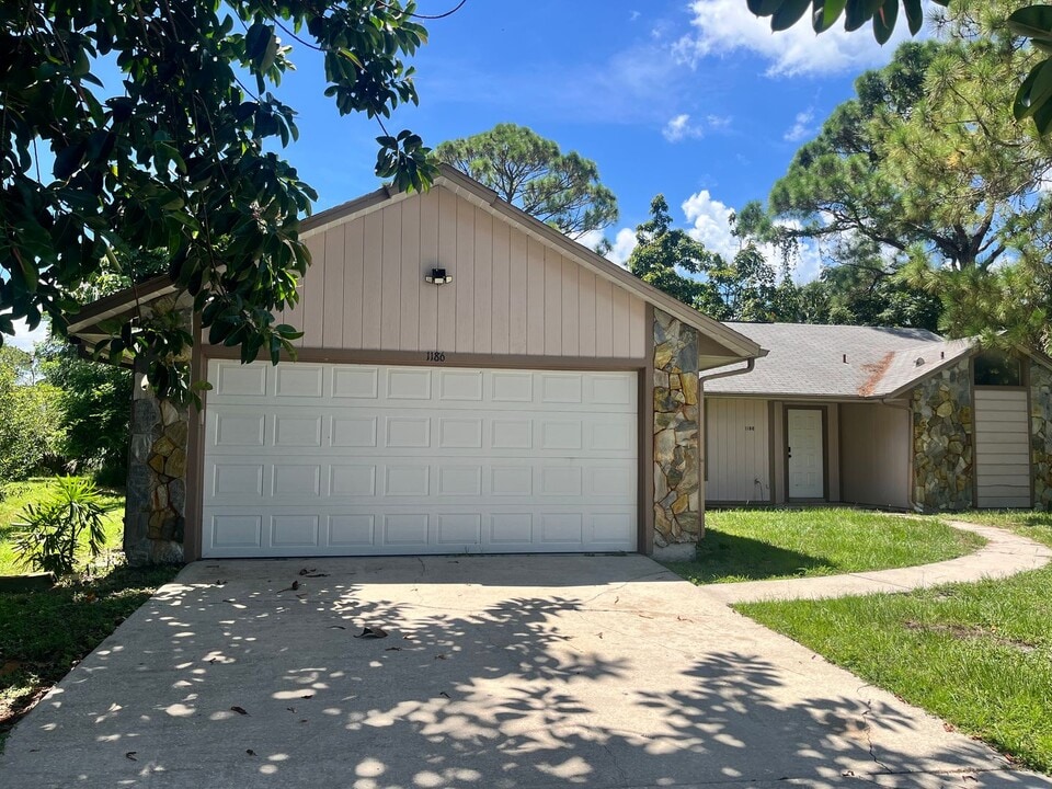 1186 Lamplighter Dr NW in Palm Bay, FL - Building Photo