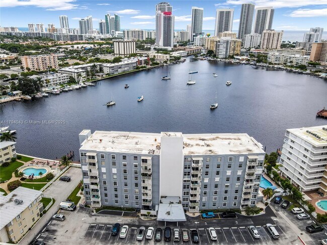 430 Golden Isles Dr in Hallandale Beach, FL - Building Photo - Building Photo