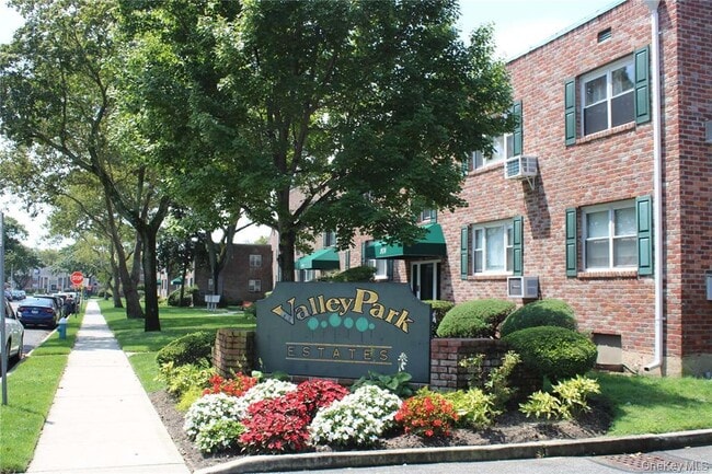 1065 Fenwood Dr in Valley Stream, NY - Building Photo - Building Photo