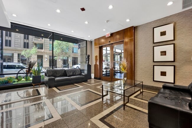 30 E Huron St, Unit 3204 in Chicago, IL - Building Photo - Building Photo