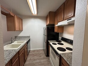 9600 La Nuez Dr in Elk Grove, CA - Building Photo - Building Photo
