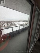 705 Davis Dr in Newmarket, ON - Building Photo - Building Photo