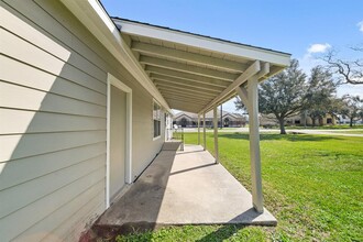 3702 E Pear St in Pearland, TX - Building Photo - Building Photo