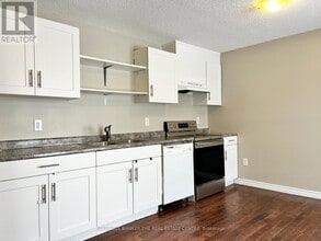 11 Chaucer Crescent in Barrie, ON - Building Photo - Building Photo