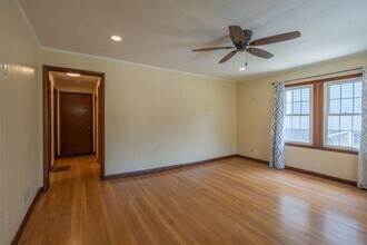 1306 E Chilhowie Ave in Johnson City, TN - Foto de edificio - Building Photo