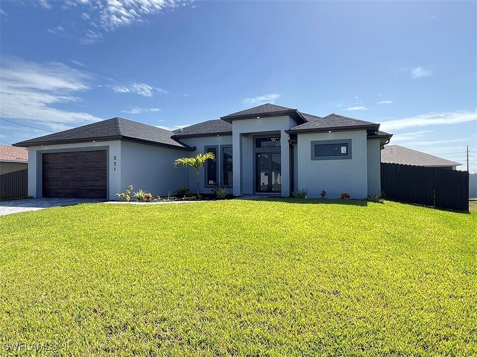 221 SW 25th Ave in Cape Coral, FL - Building Photo