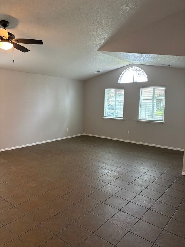 1950 White Oak Dr in Yuba City, CA - Building Photo - Building Photo