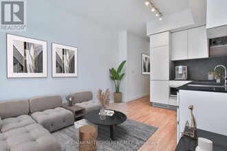 377-377 Madison Ave in Toronto, ON - Building Photo - Building Photo