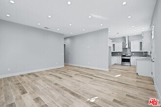 13550 Hamlin St in Los Angeles, CA - Building Photo - Building Photo