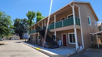 728 W 1st Ave in Chico, CA - Building Photo