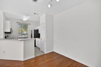 13703 Richmond Park Dr N in Jacksonville, FL - Foto de edificio - Building Photo