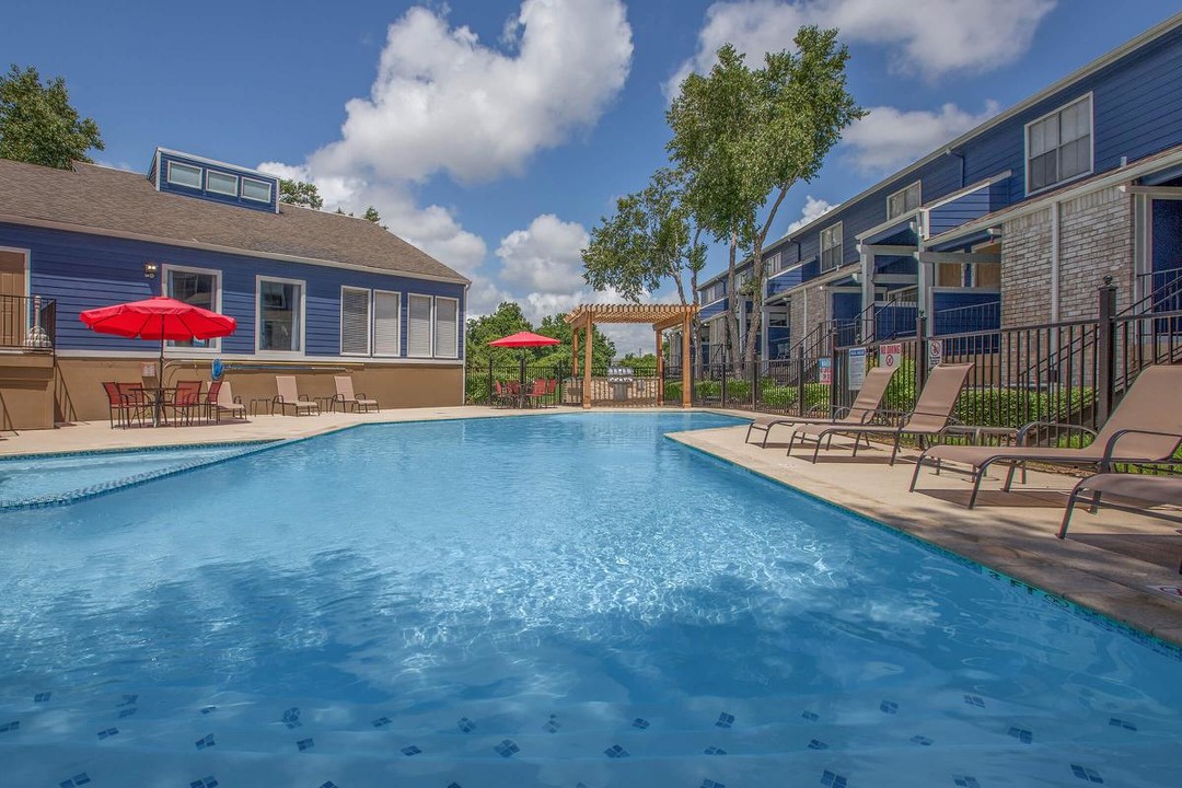 Shor on Clear Lake in Seabrook, TX - Building Photo