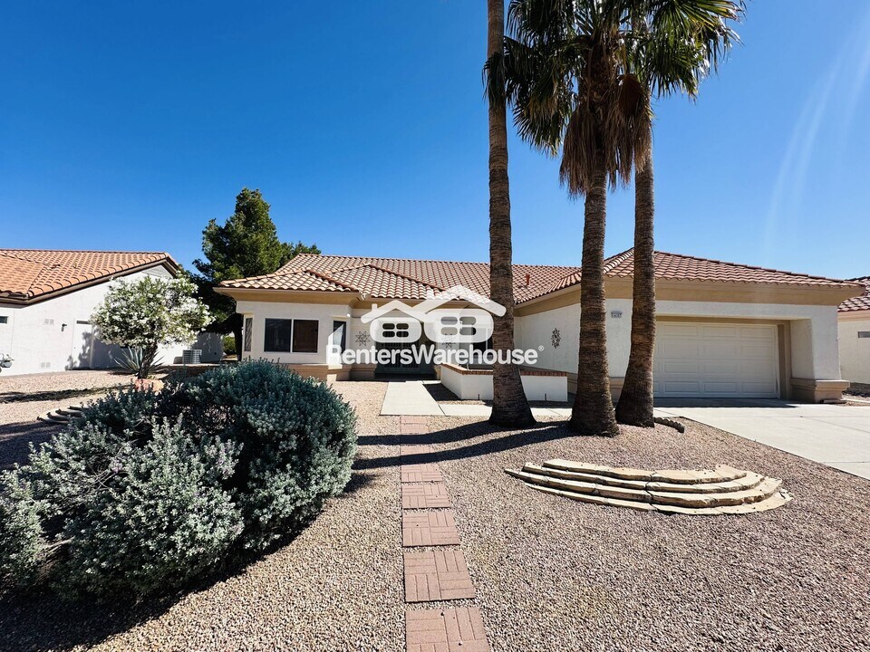 14107 W Wagon Wheel Dr in Sun City West, AZ - Building Photo