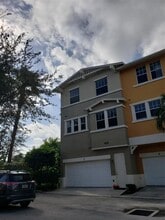 833 Millbrae Ct in West Palm Beach, FL - Building Photo - Building Photo