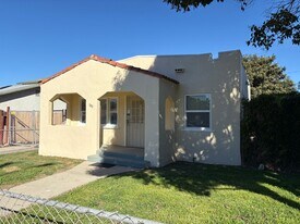 283 E McFarlane Dr in Ventura, CA - Building Photo