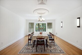 28 Paddington Rd in Scarsdale, NY - Building Photo - Building Photo