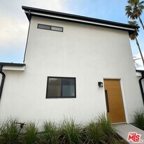 5417 Gentry Ave in Los Angeles, CA - Building Photo