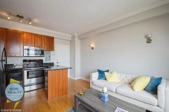 732 W Bittersweet Pl in Chicago, IL - Building Photo - Building Photo