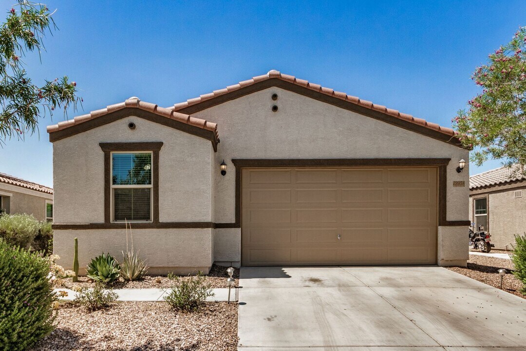 19958 W Washington St in Buckeye, AZ - Building Photo