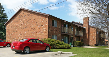 Quail Hollow Apartments in Greenfield, WI - Building Photo - Building Photo