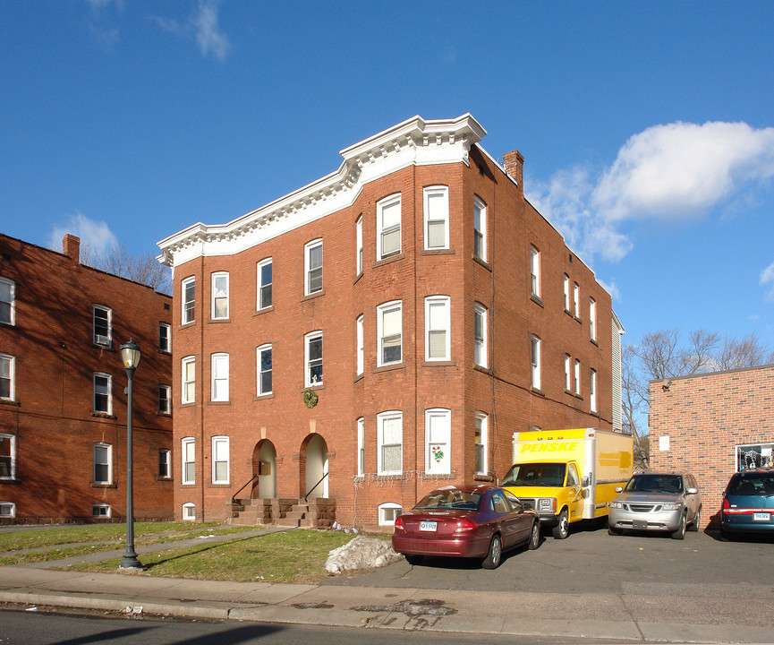 140-142 New Britain Ave in Hartford, CT - Building Photo