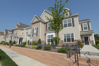 Woodhaven Commons in Old Bridge, NJ - Building Photo - Building Photo