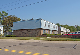 Foxboro Arms in West Carrollton, OH - Building Photo - Building Photo