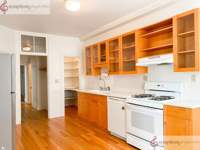 201 High St, Unit #1 in Brookline, MA - Building Photo - Building Photo