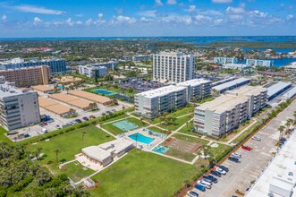 2020 N Atlantic Ave in Cocoa Beach, FL - Foto de edificio - Building Photo
