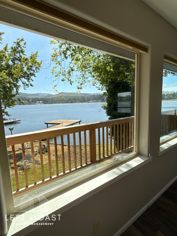 744 NE Lake Dr in Lincoln City, OR - Building Photo - Building Photo