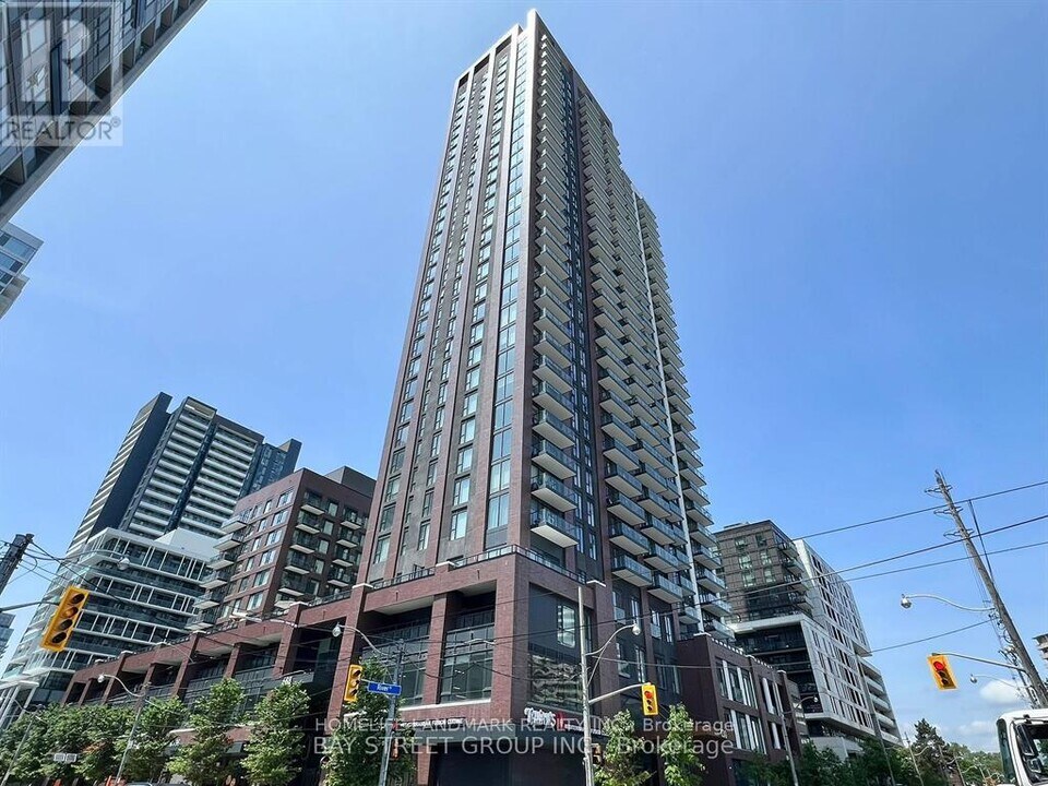 130-130 River St in Toronto, ON - Building Photo