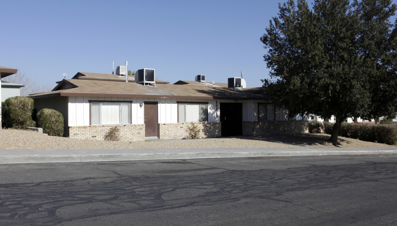 1229 Center St in Barstow, CA - Foto de edificio