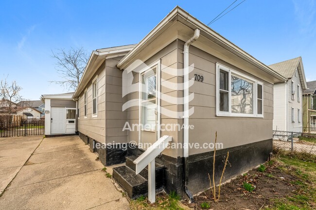 709 W Broad St in Rochester, NY - Foto de edificio - Building Photo