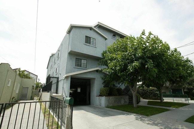 5251 Willowcrest Ave in North Hollywood, CA - Foto de edificio - Building Photo