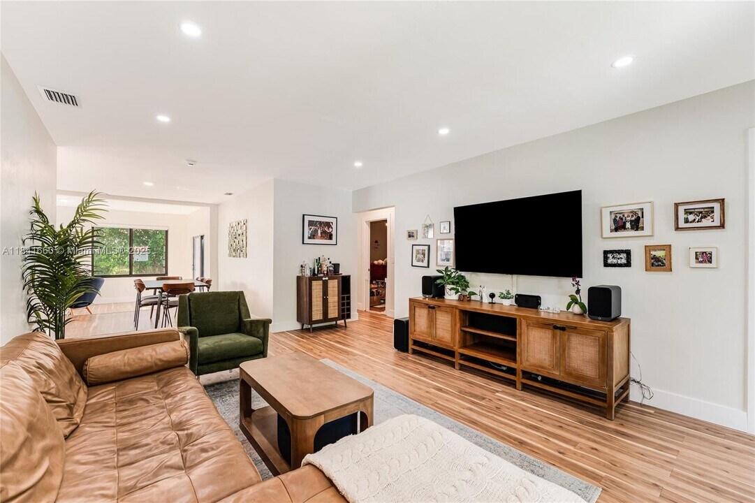 2371 SW 24th Ter in Miami, FL - Building Photo
