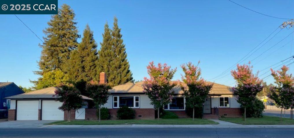 571 Gray Ave in Yuba City, CA - Foto de edificio