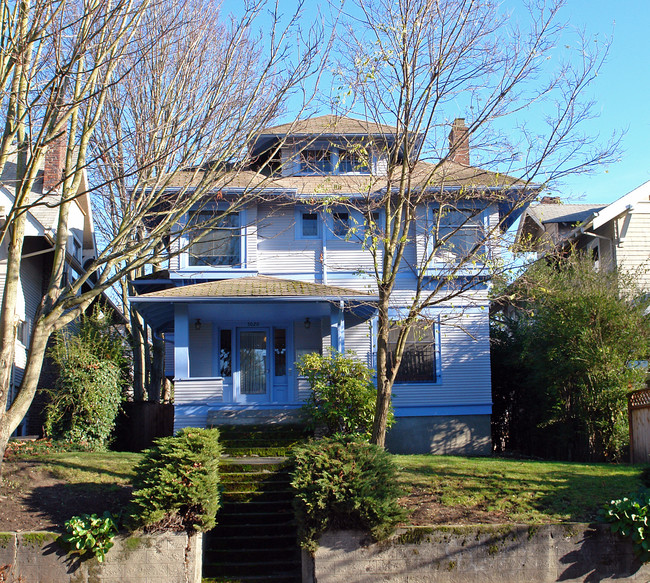 5020 15th Ave NE in Seattle, WA - Building Photo - Building Photo