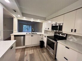 1075 Riverside Dr in Coral Springs, FL - Building Photo