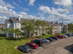 Polo Club in Strongsville, OH - Foto de edificio - Building Photo